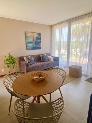 Design tweepersoonskamer, 1 kingsize bed met slaapbank | Woonruimte | Smart-tv