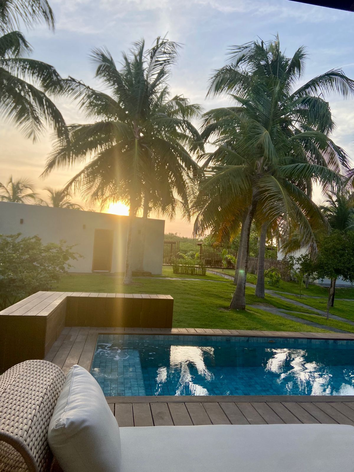 6 室外游泳池，07:00 至 18:00 开放，日光浴躺椅