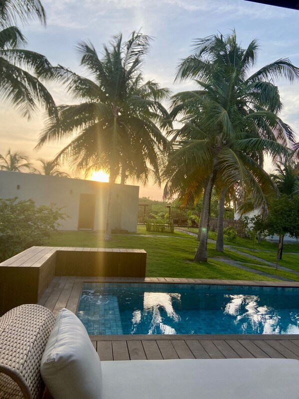 6 kolam renang terbuka, kerusi lepak pantai 