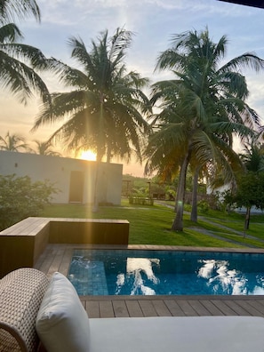 6 outdoor pools, open 7:00 AM to 6:00 PM, pool loungers