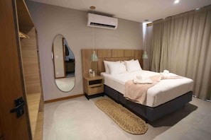 Kamar Double Comfort, 1 Tempat Tidur King dengan tempat tidur Sofa, pemandangan kolam renang | Tirai kedap cahaya, setrika/meja setrika, dan Wi-Fi gratis