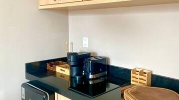 Quarto triplo luxo, várias camas, vista para a piscina | Cozinha privada | Micro-ondas, fogão, máquina de café expresso