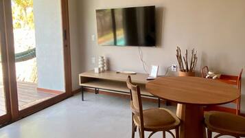 Habitación doble Confort, 1 cama King size y sofá cama, vista a la alberca | Área de sala de estar | Smart TV