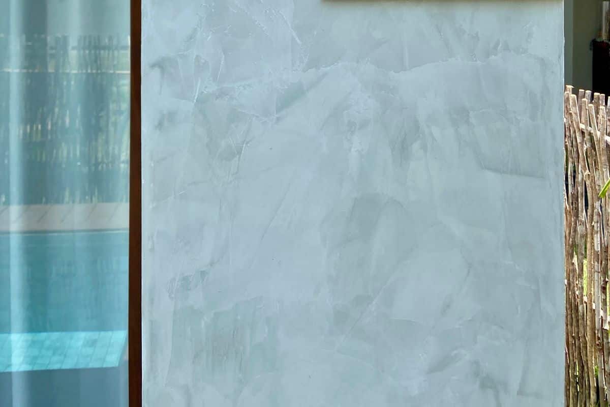 A sign with the name 'TRAVESSIA' mounted on a marble wall.