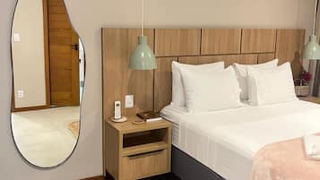 Comfort tweepersoonskamer, 1 kingsize bed met slaapbank | Luxe beddengoed, verduisterende gordijnen, een strijkplank/strijkijzer