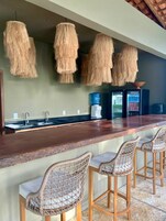 Bar junto a la piscina