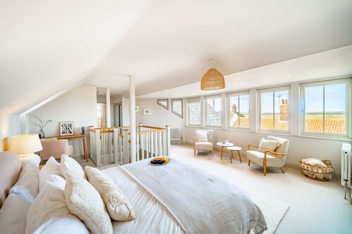 White Horses is a pretty-as-a-picture Norfolk pebble maisonette, with an absolutely stunning panoram
