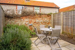 Outdoor dining - White Horses is a pretty-as-a-picture Norfolk pebble maisonette, with an absolutely stunning panoram (Blakeney)