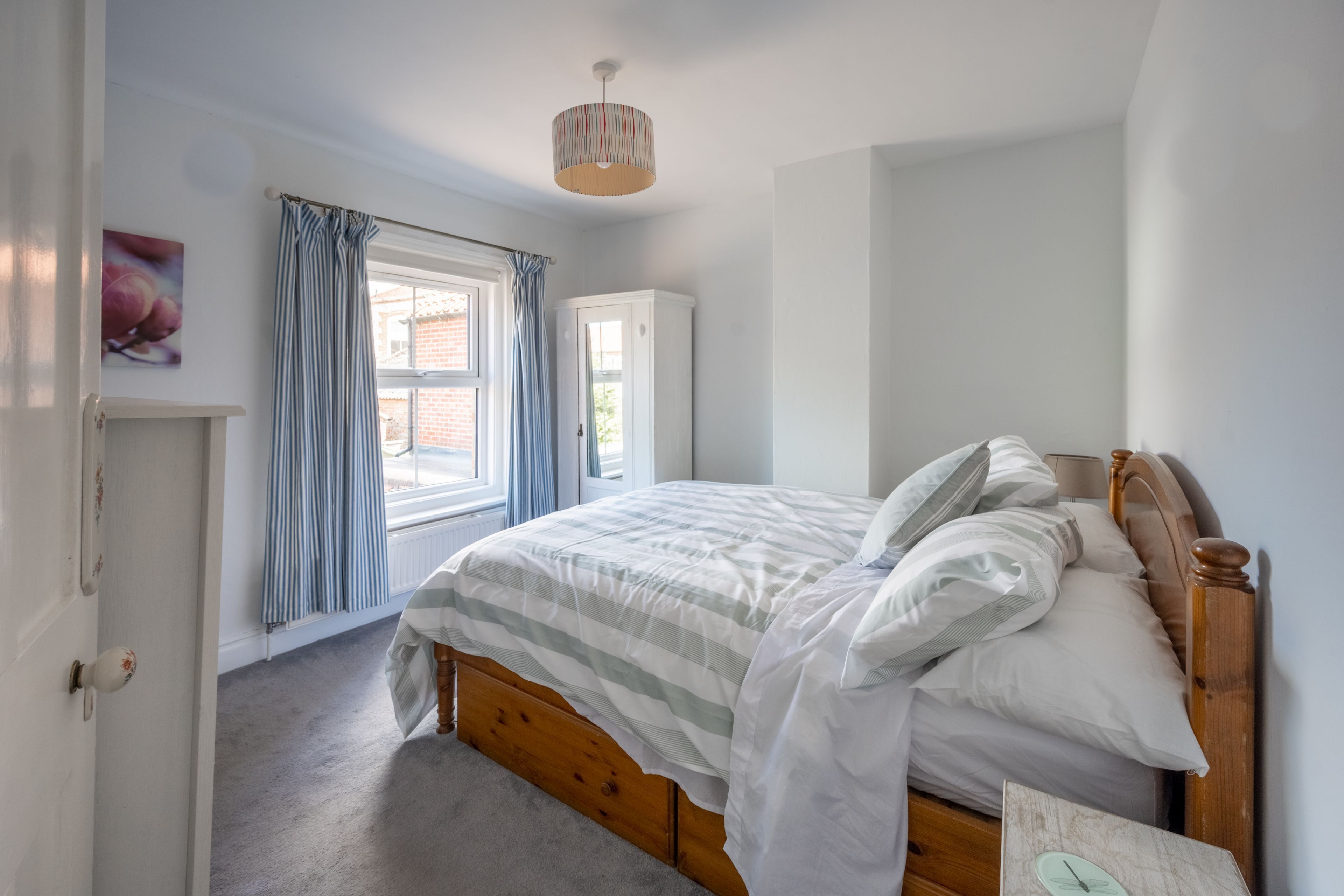 2 bedrooms, iron/ironing board, internet, bed sheets