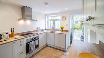 Microonde, lavastoviglie, seggiolone