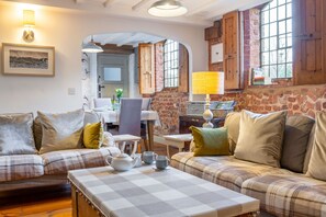 TV, fireplace - The Old Smithy in Great Walsingham still has the original sign over the door, and whilst packed with (Great Walsingham)