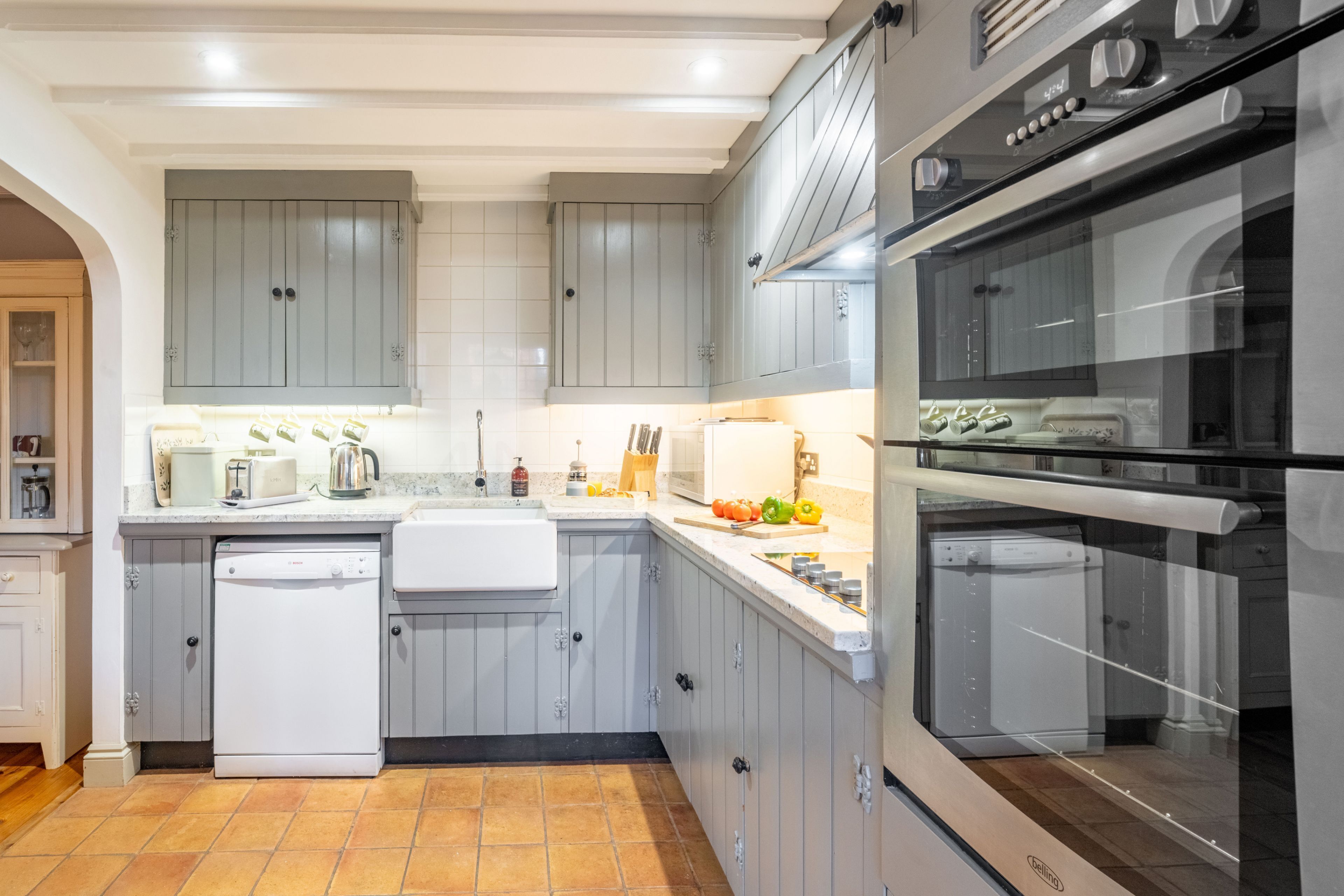 Micro-ondes, lave-vaisselle, chaise haute