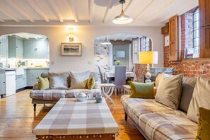 TV, fireplace - The Old Smithy in Great Walsingham still has the original sign over the door, and whilst packed with (Great Walsingham)