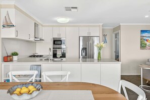 Réfrigérateur, micro-ondes, plaque de cuisson, lave-vaisselle