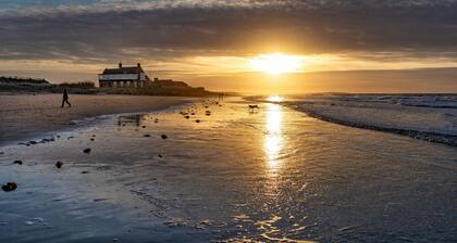 Lifeboat Cottage is cosy two bedroom cottage in the heart of Brancaster, dating back to the 18th Cen