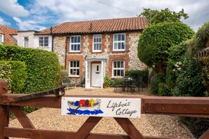 Exterior - Lifeboat Cottage is cosy two bedroom cottage in the heart of Brancaster, dating back to the 18th Cen (Brancaster)