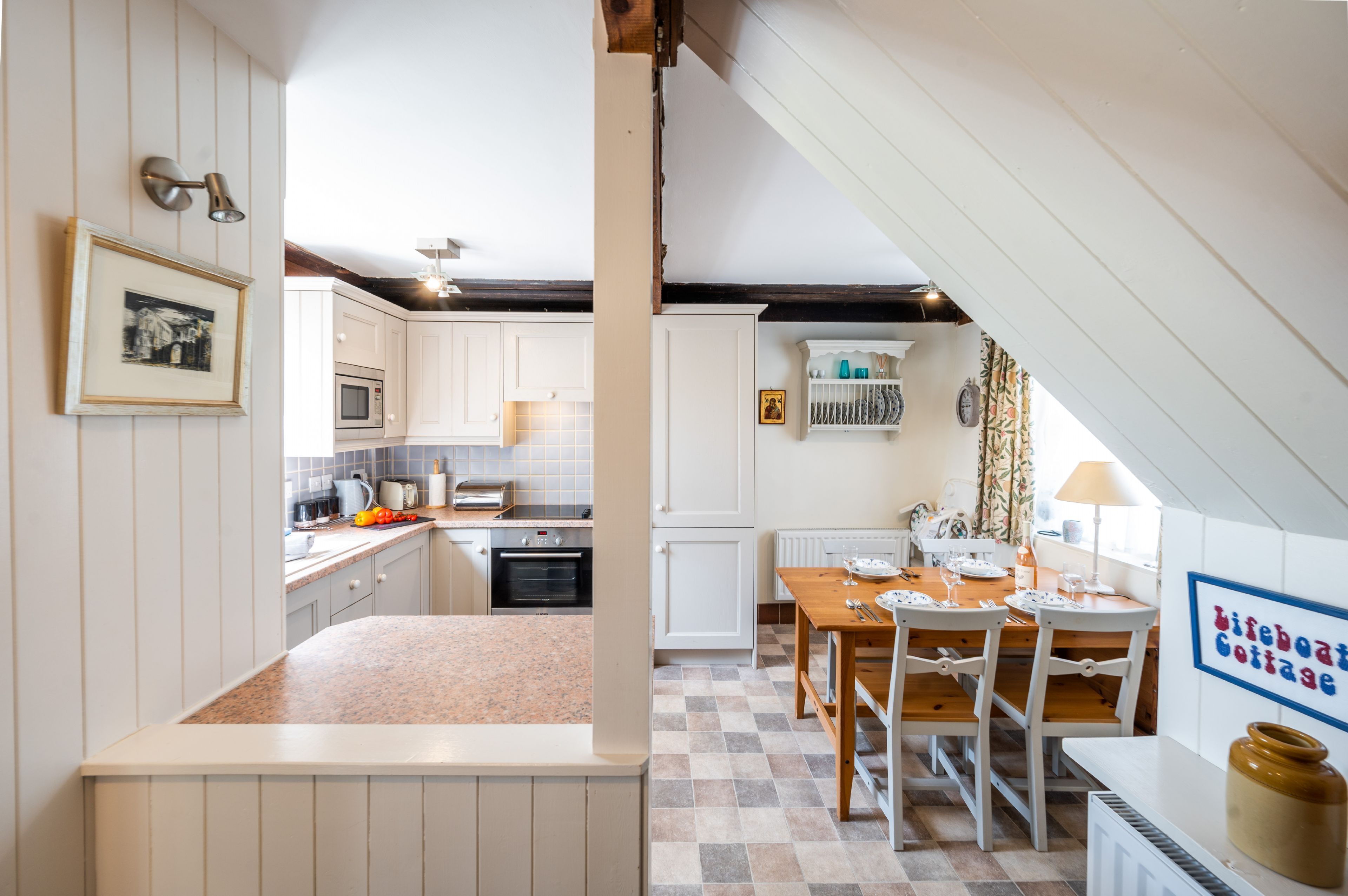 Mikrobølgeovn, oppvaskmaskin og høy barnestol