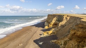 A coastal beach with a cliff and ocean waves. - Liz's Lodge, Weybourne, Norfolk (Weybourne)