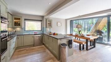 Micro-ondes, lave-vaisselle, cafetiĂšre/bouilloire, chaise haute