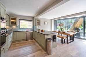 Micro-ondes, lave-vaisselle, cafetière/bouilloire, chaise haute