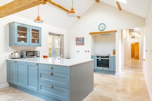 Mikrobølgeovn, oppvaskmaskin og høy barnestol