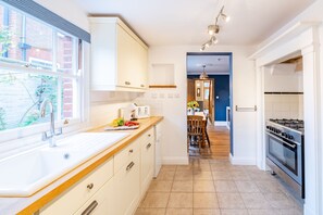 Microwave, dishwasher, coffee/tea maker, high chair - Sea Thrift House is a beautiful Victorian three storey house, overlooking the cricket ground and tuc (Overstrand)