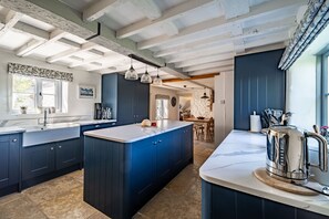 Mikroaaltouuni, astianpesukone, syöttötuoli