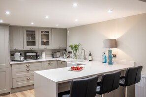 Mikrowelle, Geschirrspüler, Wasserkocher mit Kaffee-/Teezubehör