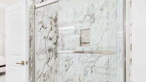 Een douche, een haardroger, handdoeken