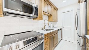 Mikrobølgeovn, kokeplater, oppvaskmaskin og kaffetrakter/tekoker