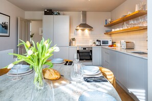 Microwave, dishwasher, coffee/tea maker - White Horses is a pretty-as-a-picture Norfolk maisonette, with an absolutely stunning panoramic view (Blakeney)