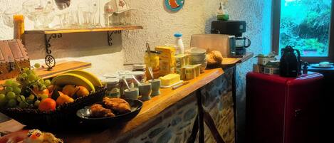 Free daily buffet breakfast