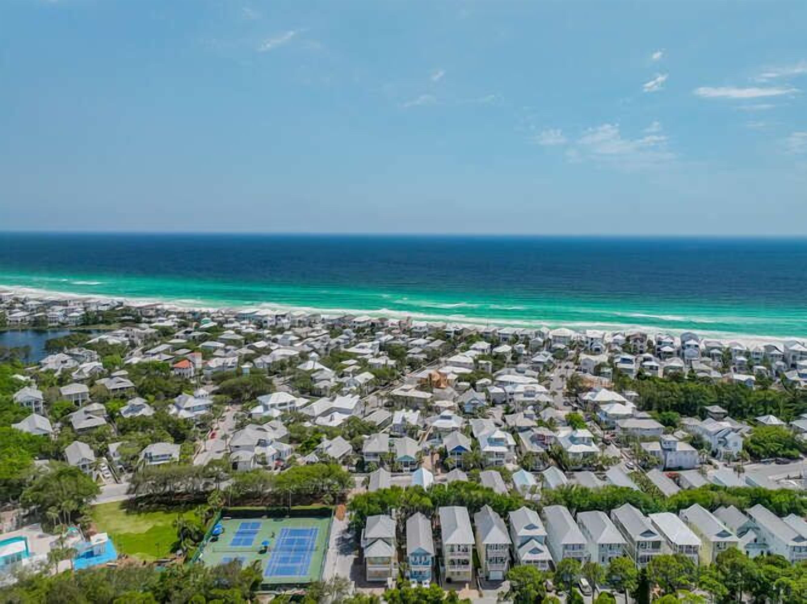 Zona residencial costera con casas y una playa.
