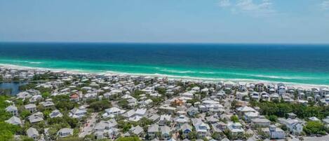 Zona residencial costera con casas y una playa.