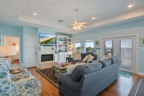 TV, DVD-spiller, bøker og filmbibliotek