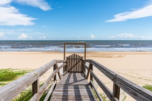 On the beach - Casa Azul- Beachfront, private walkover, cargo lift, amazing Gulf views! (Crystal Beach)