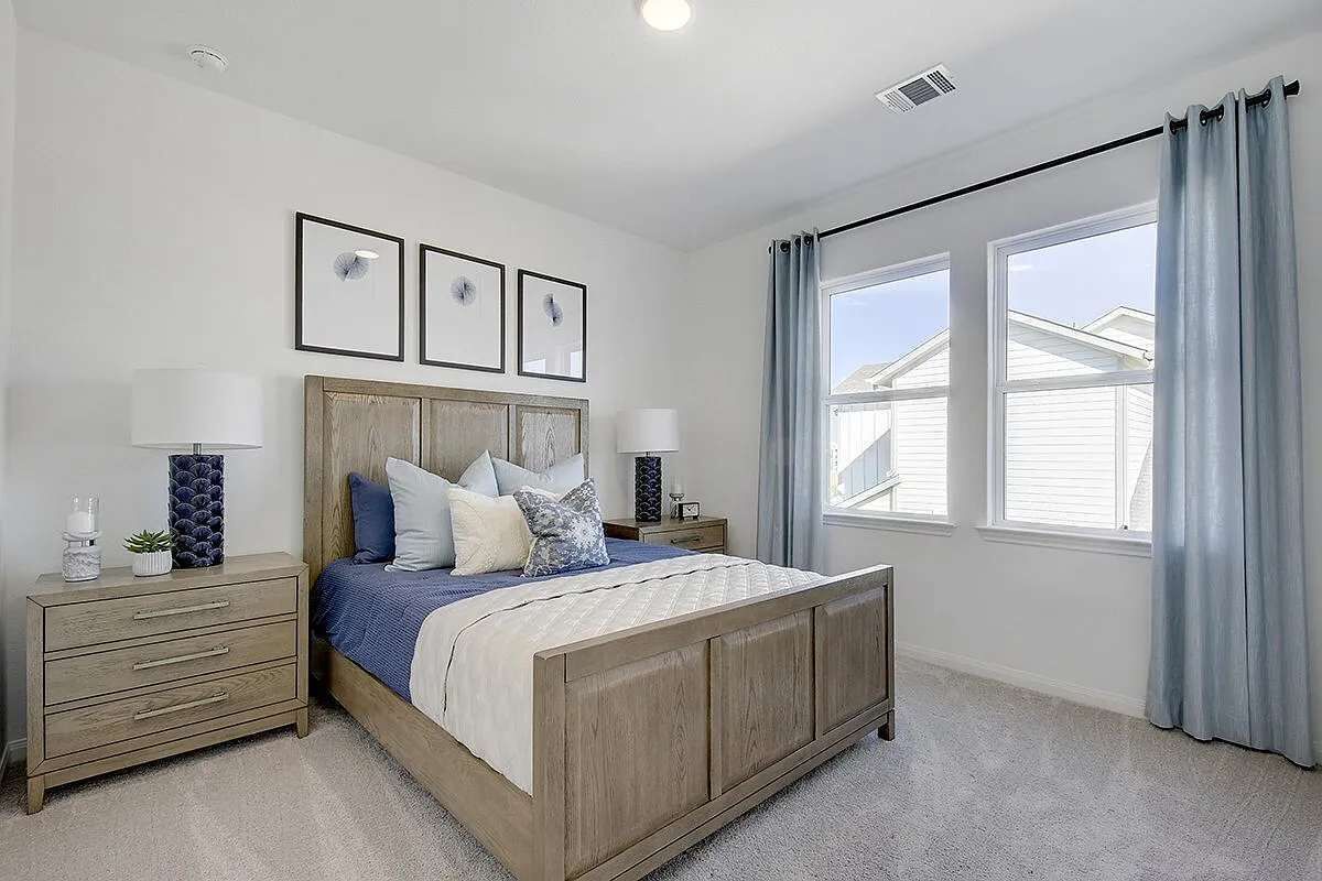 4 bedrooms, desk, WiFi, bed sheets