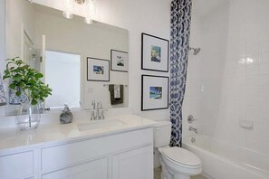 Regadera, secadora de cabello, toallas 