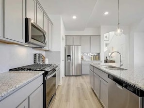 Jääkaappi, mikroaaltouuni, uuni, liesi