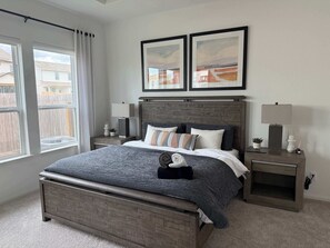 4 bedrooms, desk, WiFi, bed sheets - 4BR Round Rock Retreat/Pool/Game Room/Fitness (Round Rock)