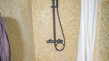 Ducha, secador de pelo, toallas y jabón