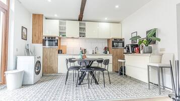 Réfrigérateur, cafetière/bouilloire