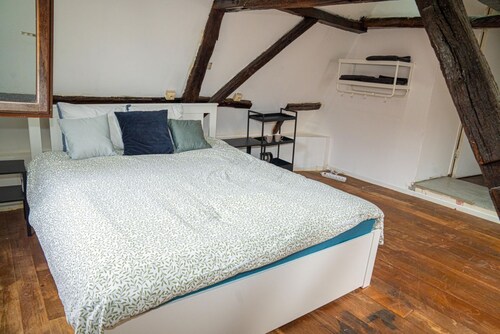 Comfortable Canal-View 2BR Apartment in Ghent