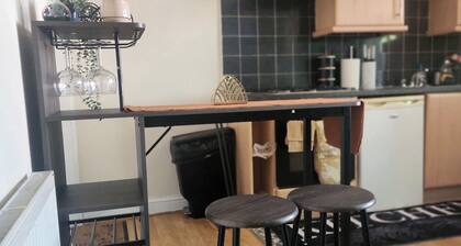 Tettenhall Road Retreat - Modern Apartment