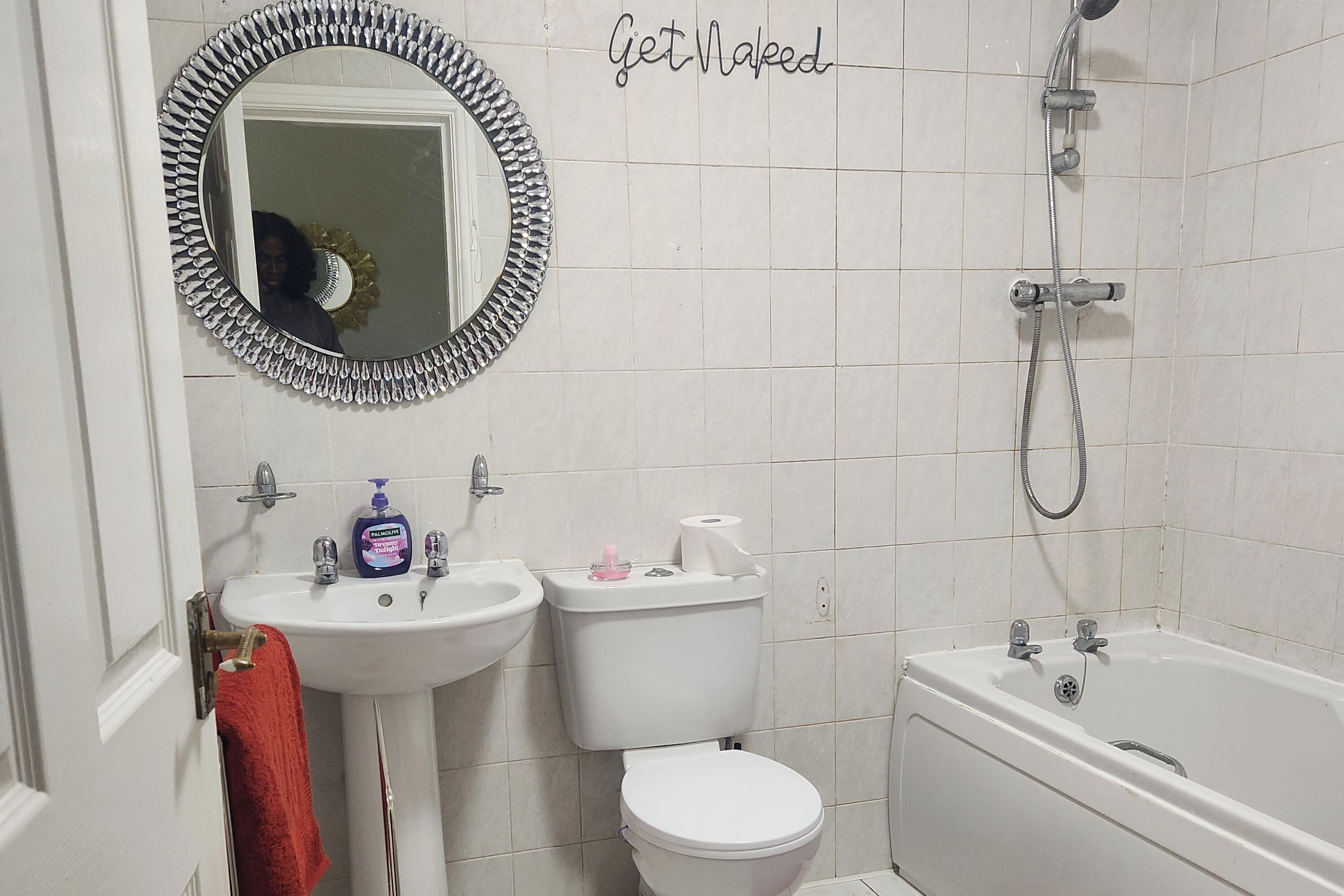 Een douche, handdoeken, toiletpapier