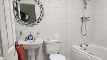 Een douche, handdoeken, toiletpapier