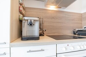 Kühlschrank, Mikrowelle, Ofen, Herdplatte