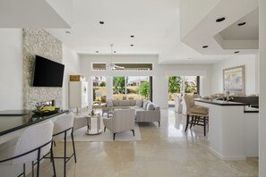 TV, peis og kontorer