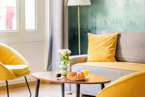 فطور من الأطباق المحلية يوميًا مقابل رسوم