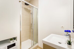 Appartement | Badkamer | Een douche, een regendouche,  milieuvriendelijk toiletgerief